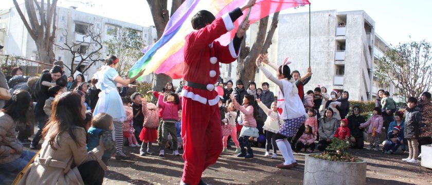 親子90人が団地内アーケードに集まる「ほんのもりのクリスマス」