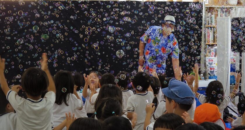 ネコとシャボン玉　市川元晴 市川元晴「猫とシャボン玉」油彩 F4号 :: 絵画買取・販売 - シバヤマ