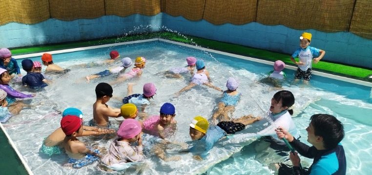 園のプールで楽しい水遊び♪ 8月26日は園説明会開催します！