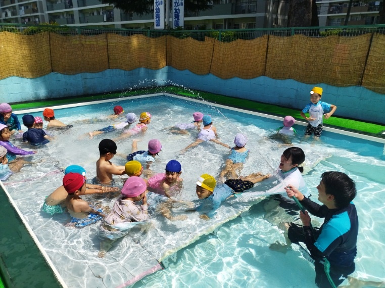 園のプールで楽しい水遊び♪ 8月26日は園説明会開催します！