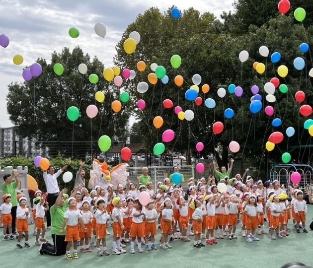 風船飛ばしで60周年をお祝い！つつじがおか幼稚園