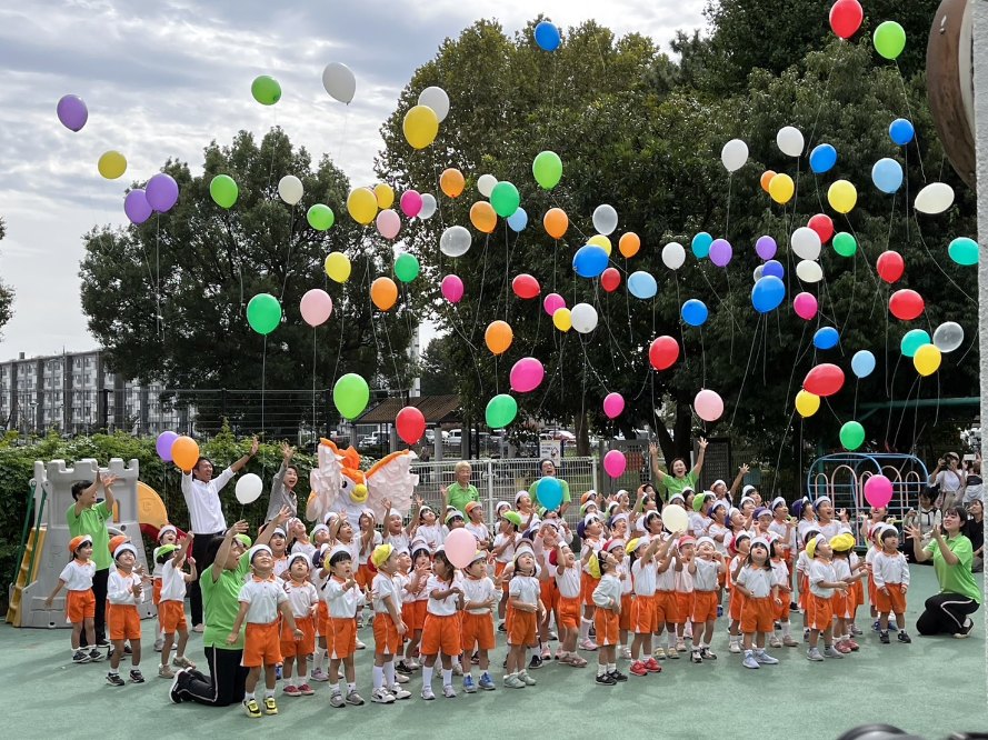 風船飛ばしで60周年をお祝い！つつじがおか幼稚園