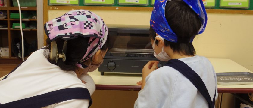 旬を食べよう♪ 調布多摩川幼稚園のどんぐりクッキーづくり