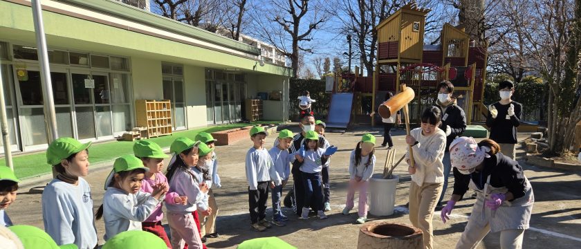 力を合わせて、みんなで餅つき！ 調布多摩川幼稚園