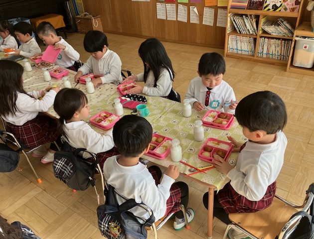 来年度から給食導入スタート！一足お先に園児がおためし♪