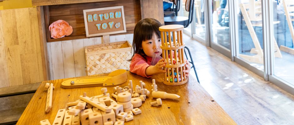木のおもちゃと出会う「トイライブラリー」の画像