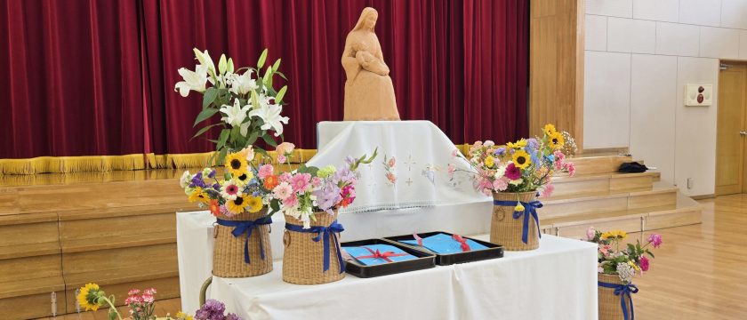 「お祈りの花束」を捧げ、感謝を伝える聖母のつどい
