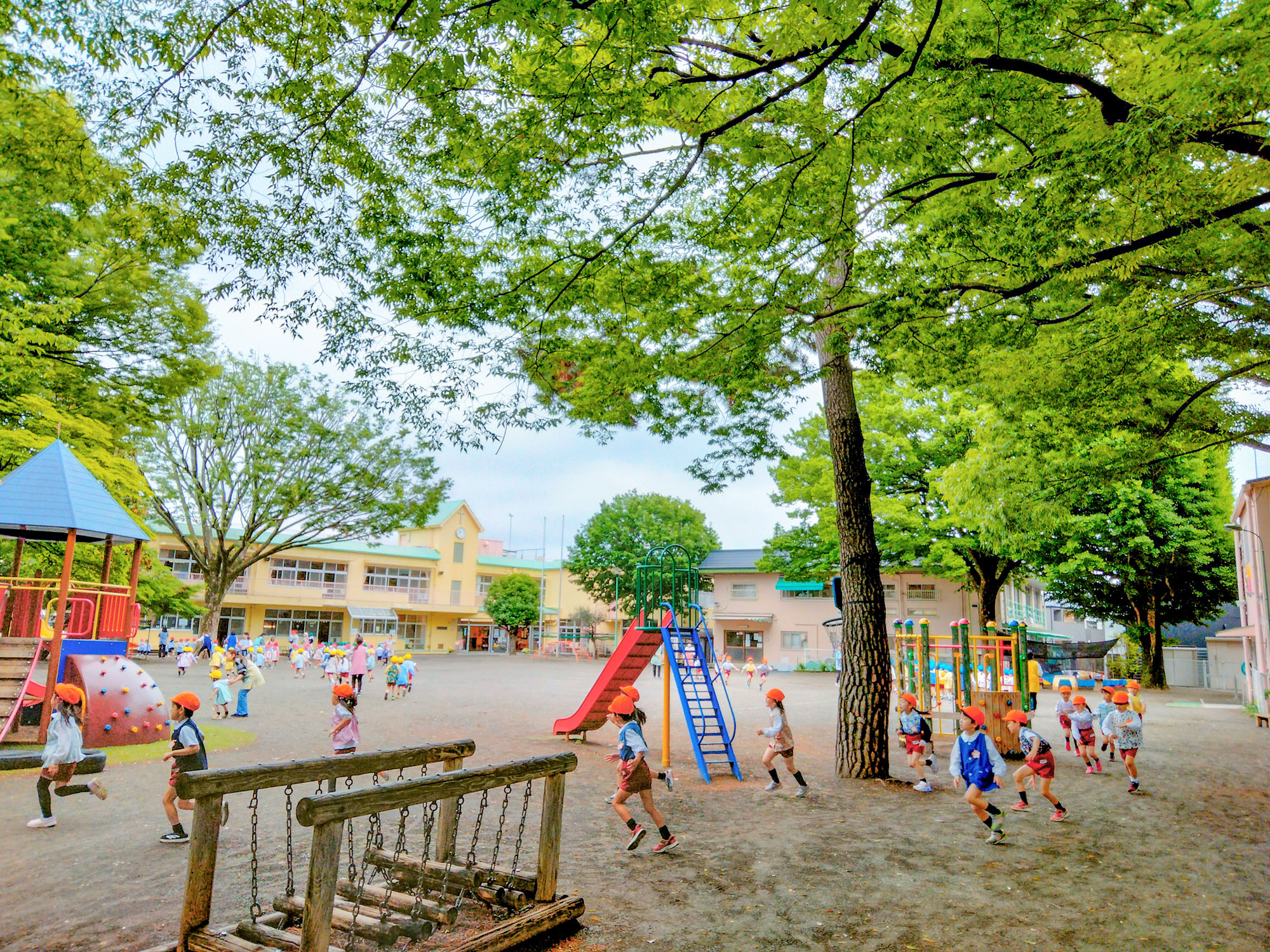 保恵学園幼稚園園庭遊びの様子