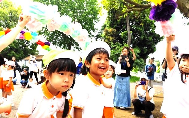 優しいお兄さんお姉さんに囲まれて、年少さんも笑顔に！つつじがおか幼稚園