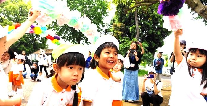 優しいお兄さんお姉さんに囲まれて、年少さんも笑顔に！つつじがおか幼稚園
