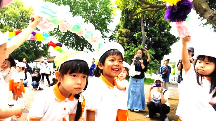 優しいお兄さんお姉さんに囲まれて、年少さんも笑顔に!つつじがおか幼稚園