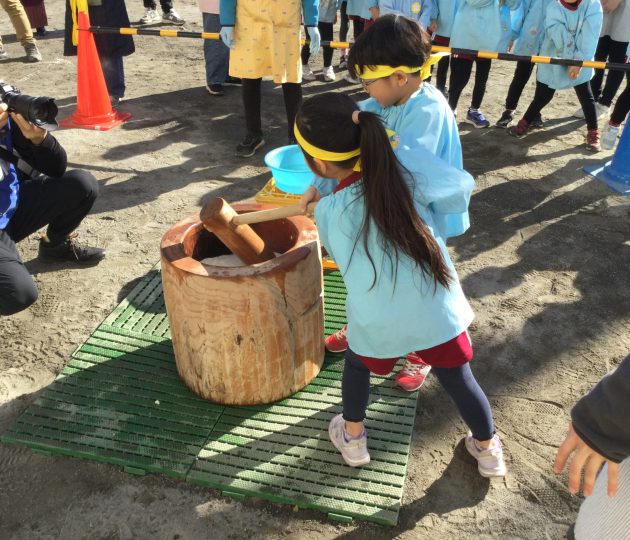 つきたてのお餅は格別！園児が伝統のお餅つき体験