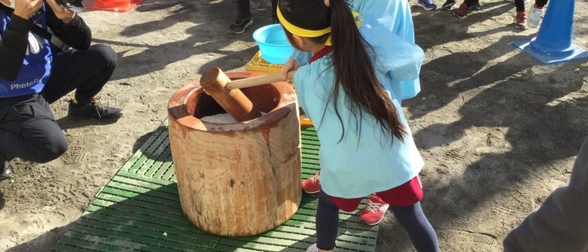 つきたてのお餅は格別！園児が伝統のお餅つき体験