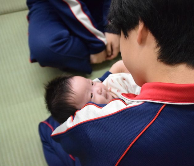学校に赤ちゃん親子がやってきた！調布市立第八中学校
