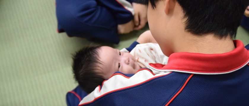 学校に赤ちゃん親子がやってきた！調布市立第八中学校