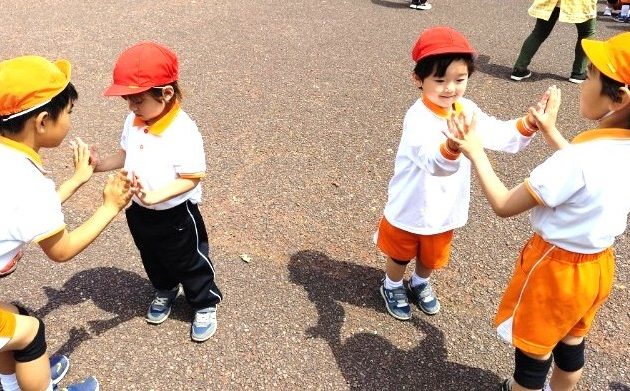 学年を越えた交流で笑顔や優しさがいっぱい「にこにこ会」