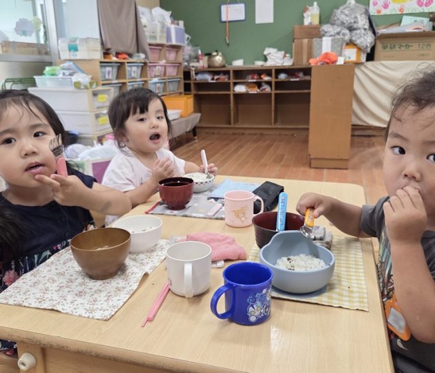 みんなでもぐもぐ美味しい時間♪ 週に一度の「おみそしるの日」